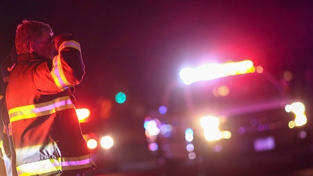 Policist� zasahuj� proti st�elci ve m�st� Boulder v Coloradu.