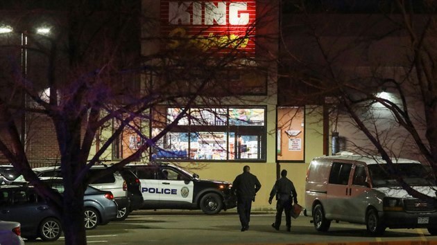 St�elec v coloradsk�m supermarketu zabil nejm�n� deset lid�.