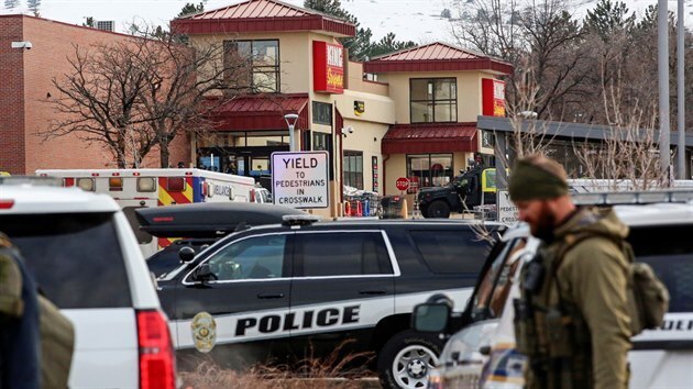 Policejn� auta stoj� u obchodu, kde do�lo ke st�elb�.