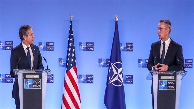 Americký ministr zahranií Antony Blinken (vlevo) a generální tajemník NATO...