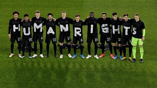 Fotbalisté Nmecka protestovali nápisy na triku