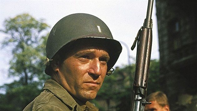 George Segal jako kapitán Hartmann ve filmu Most u Remagenu.