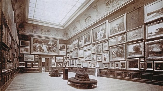 Císařský sál. Fotografie z roku 1896 zachycuje sál s uměním 19. století, tedy s...