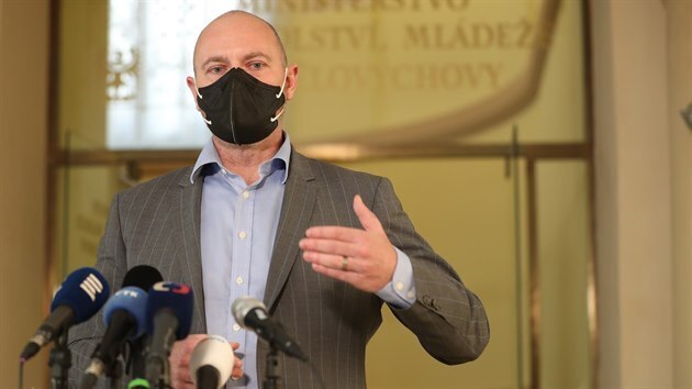 Ministr kolství Robert Plaga na tiskové konferenci ohledn maturit.