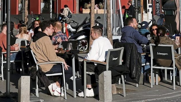 Lidé v Madridu sedí na zahrádkách restaurací a uívají si noní ivot tém...
