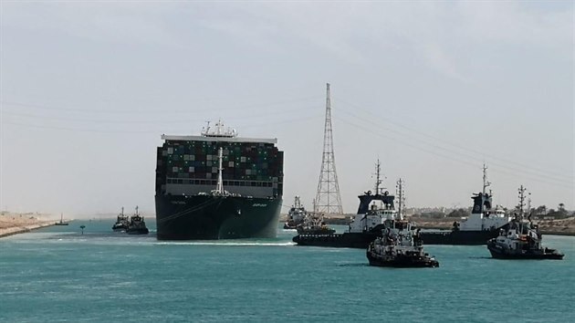 Lo� Ever Given se t�m�� po t�dnu poda�ilo vyprostit a znovu uv�st do pohybu.