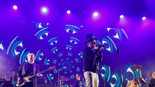 Ve�ern� vyprodan� vystoupen� indie rockov� skupiny Love of Lesbian si podle odhad� p�i�lo do kryt� haly Palau Sant Jordi poslechnout 5000 lid�, kte�� nemuseli dodr�ovat pravidla rozestup�. Povinn� jsou krom� negativn�ho testu pouze respir�tory.