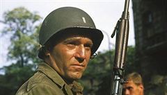 George Segal jako kapitán Hartmann ve filmu Most u Remagenu.