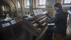 Místo varhan hraje na klavír a po mši cvičí v kostele. I tak může vypadat distanční výuka na konzervatoři