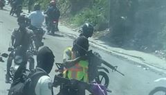 VIDEO: Divočina na Haiti. Autobus fotbalistů Belize přepadl ozbrojený gang na motorkách