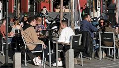 Lidé v Madridu sedí na zahrádkách restaurací a u�ívají si no�ní �ivot tém��...