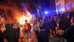Demonstrace za�ala poklidn� v ned�li odpoledne, postupn� ale se ale vyvinula v...