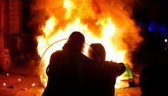 Demonstrace za�ala poklidn� v ned�li odpoledne, postupn� ale se ale vyvinula v...