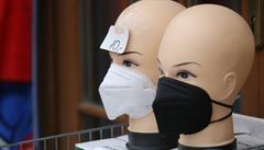 Vietnamští prodejci nabízejí laciné respirátory v jednom z litoměřických...