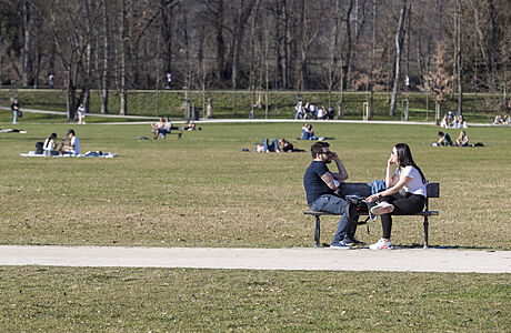 Pra�ané si u�ívají slunného po�así v parku Stromovka. | na serveru Lidovky.cz | aktu�ln� zpr�vy