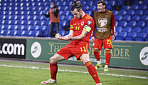 Gareth Bale slaví vítěznou branku do sítě Česka.