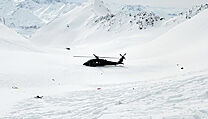 Vrtulník Aljašské Národní gardy poblíž místa, kde spadl vrtulník s Petrem...