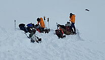 Dobrovolníci z Aljašské záchranné horské služby u místa nehody vrtulníku s...