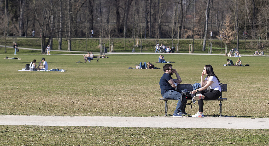 Pražané si užívají slunného počasí v parku Stromovka.