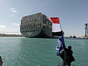 Suezem proplula všechna plavidla, která čekala kvůli uvízlé lodi. Bylo jich přes 400