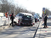 Policie na míst nehody, kde dodávka najela na tramvajovou zastávku.