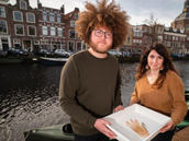 Biologové Auke-Florian Hiemstra a  Liselotte Rambonnet, kte�í se zabývají...