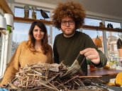 Biologové Auke-Florian Hiemstra a  Liselotte Rambonnet, kte�í se zabývají...