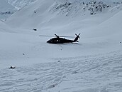 Vrtulník Aljaské Národní gardy poblí místa, kde spadl vrtulník s Petrem...