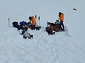 Dobrovolníci z Aljaské záchranné horské sluby u místa nehody vrtulníku s...