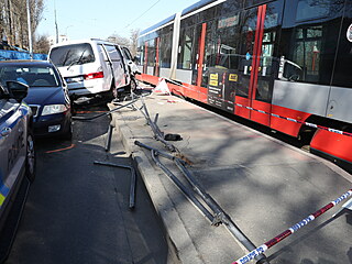 Provoz tramvaj u msta nehody byl obousmrn omezen.