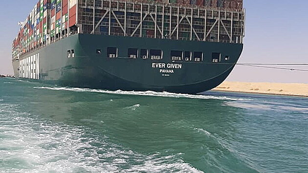 Loď Ever Given na cestě ze Suezského kanálu.