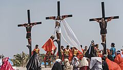 Radikální vící, kteí se rozhodli nechat ukiovat, doprovodili na vrch u...