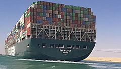 Egypt zadržuje loď, která blokovala Suez. Její majitel má zaplatit odškodné 20 miliard korun