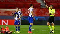 Porto vs. Chelsea: Marko Grujic vidí od rozhodčího Slavka Vincice žlutou kartu.