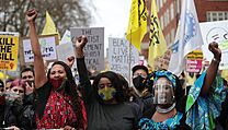Demonstranti protestuj v Londn.