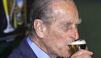 Princ Philip na návštěvě pivovaru v Launcestonu v roce 2000.