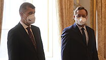 Premir Andrej Babi (vlevo) a Petr Arenberger, kter byl 7. dubna 2021 na...
