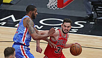 Tomáš Satoranský (31) z týmu Chicago Bulls obehrává LaMarcuse Aldridgeho (21).
