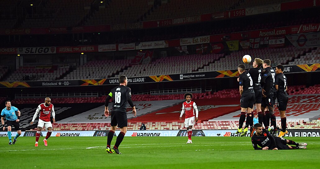 Arsenal vs. Slavia, Evropská liga: Alexandre Lacazette trefuje hostující zeď.