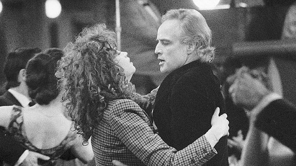 Marlon Brando a Maria Schneiderová v Bertolucciho filmu Poslední tango v Paíi.