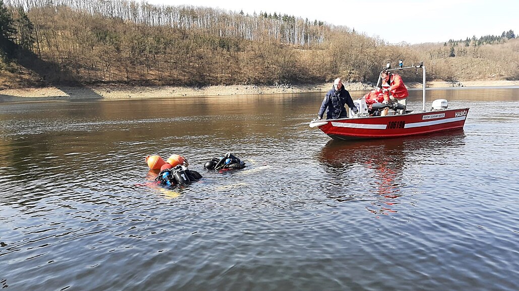 Policie v beznu nala ve vodní nádri Orlík ti pozstatky lidských tl.