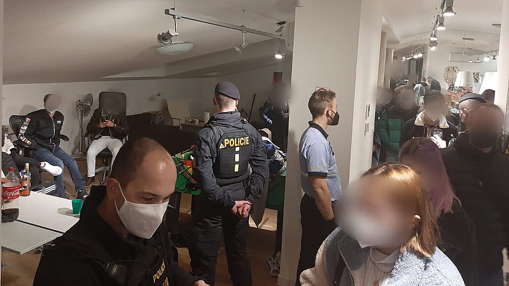 Mejdan v praském podkrovním byt musela rozehnat policie.