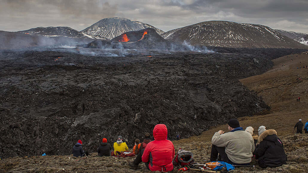Lidé pozorují erupce vulkánu na Islandu.