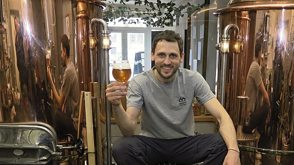 Sládek Petr Krýsl vaří od března piva značky Beer Factory v Letinech na jižním...