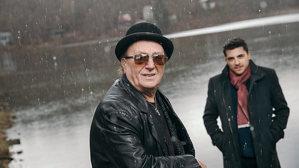 Česká rocková legenda Petr Janda s vnukem Petrem.