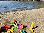 Adamova velká cesta. Dojeli jsme k mo�i, hurá.