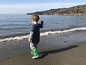 Chlapec a mo�e. Platja de la Pelosa, Katalánsko