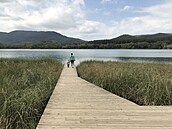 Chlapec, matka a jezero, Banyoles