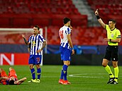 Porto vs. Chelsea: Marko Grujic vidí od rozhodího Slavka Vincice lutou kartu.