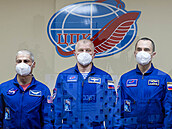 Rutí kosmonauti Oleg Novickij a Pjotr Dubrov spolu s americkým astronautem...